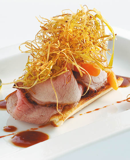 Gastronom a Aragonesa. Alimentaci n. Redondo de ternera. Cocinero: Victor Marta, El Cachirulo. 13-9-1004. Julio E. Foster©